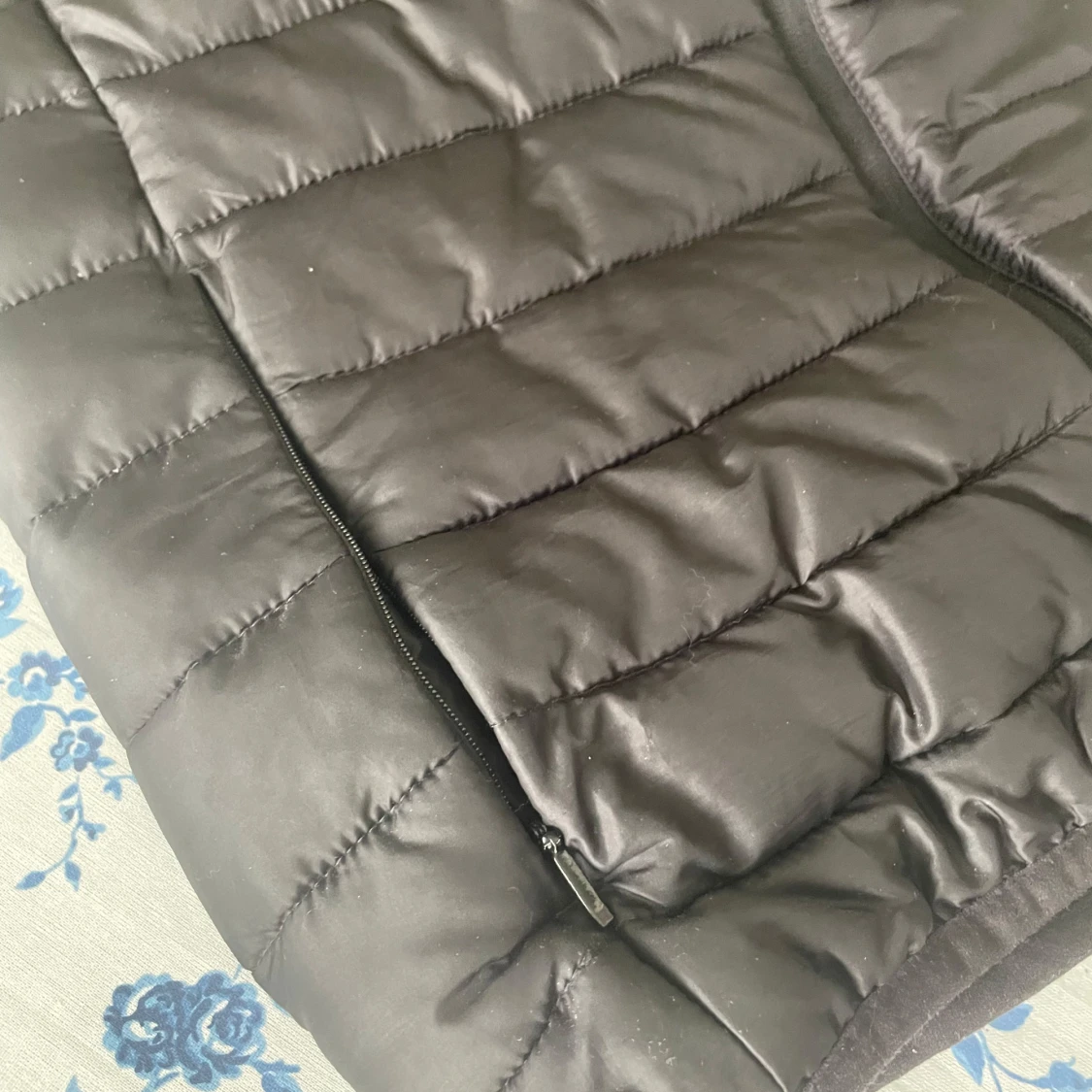 Svart dunväst från H&M, storlek S - 1