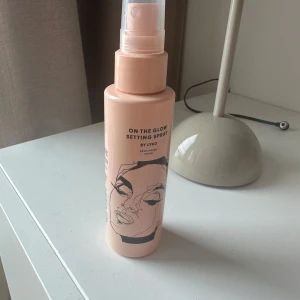 On The Glow Setting Spray från Lyko - On The Glow Setting Spray från Lyko ger en fräsch, daggig finish och håller sminket på plats. Kommer i en ljusrosa plastflaska med spraymunstycke, 100 ml. Perfekt för att fräscha upp looken under dagen och ge huden extra glow.