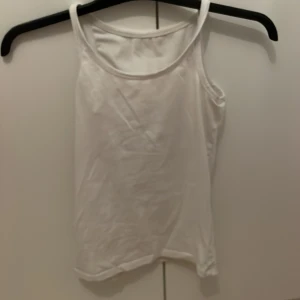 Vit enkel linnetopp i bomull M - Säljer en vit, klassisk linnetopp i mjuk bomull med lite stretch.  Inte användt det något🩶