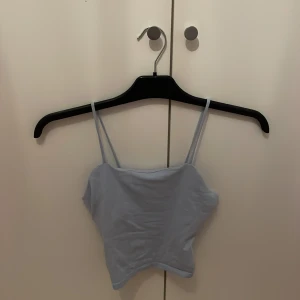 Ljusblå linnetopp  - Supersöt ljusblå linnetoppmed tunna axelband och enkel, stilren design. 🩵