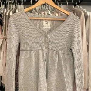 Grå babydoll kofta - Grå babydoll kofta i stl 164! Passar S! Från vintage H&M. Är öppen för prisförslag! 