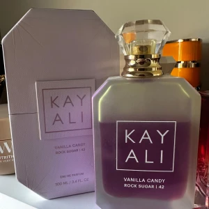Kayali vanilla candy rock sugar 100ml - Säljer då den inte längre används. Nypris 1389kr