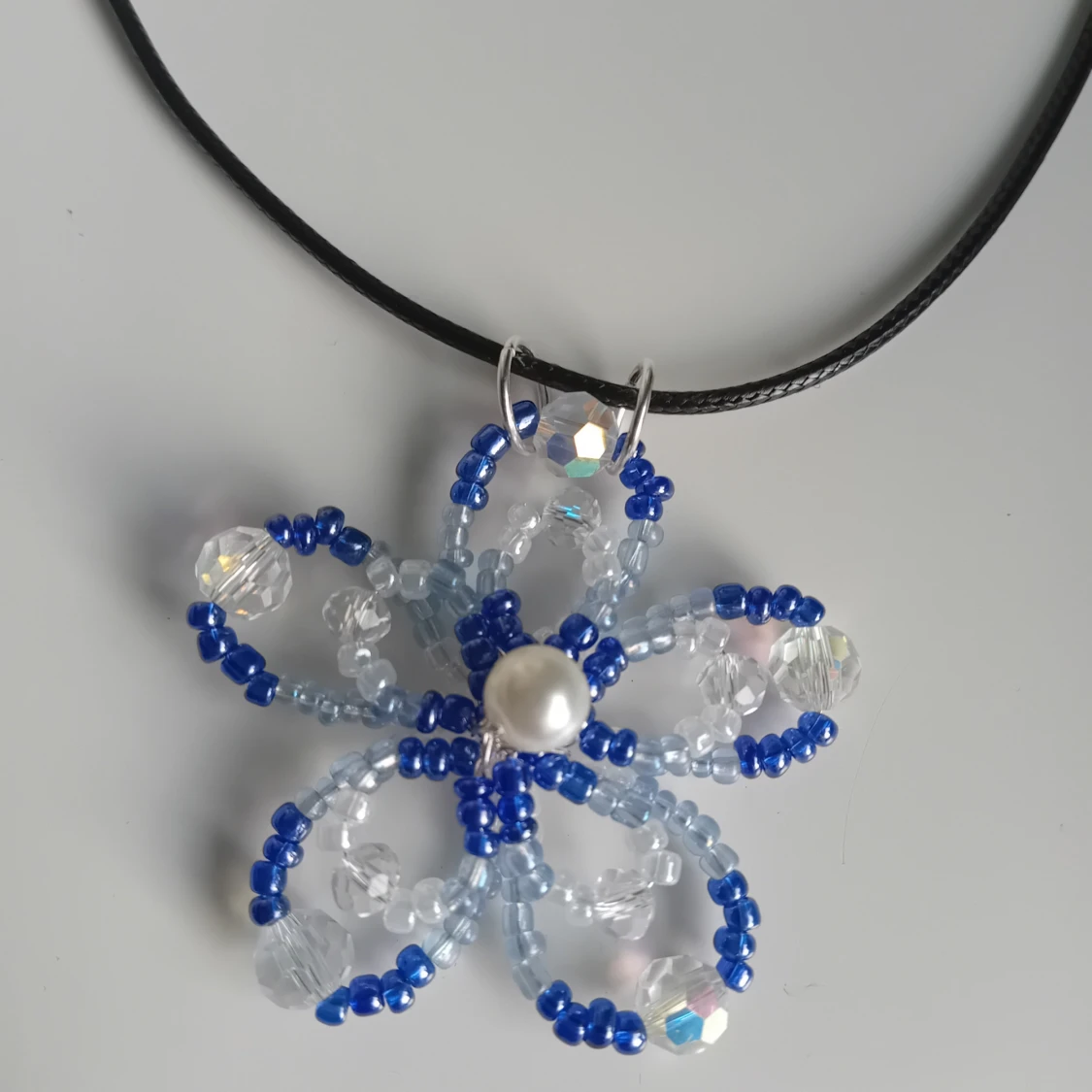 Halsband blå blomma