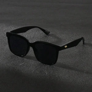 Svarta fyrkantiga solglasögon - Stilrena svarta solglasögon med fyrkantig form och breda skalmar. Glasögonen har helsvarta bågar och mörka linser, samt en liten gulddetalj på skalmen. Perfekta för att ge en cool vibe till din look. PRISET KAN DISKUTERAS!