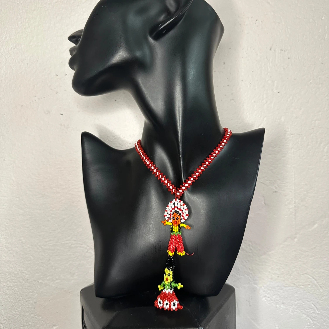 Vintagehalsband med pärlade figurer – färgstark folk art 