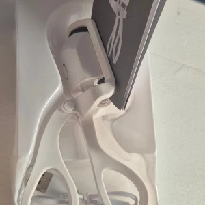 Elektrisk ögonfransböjare vit - Säljer en elektrisk ögonfransböjare i vit plast med USB-laddning. Ergonomiskt handtag och enkel knapp för att aktivera värmefunktionen. Perfekt för att få snyggt böjda fransar snabbt. Manual och laddkabel medföljer.