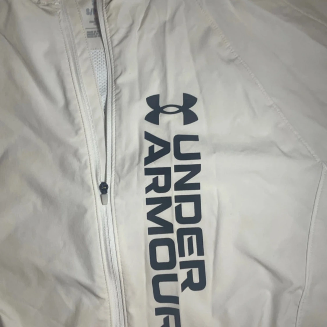 Vit vindjacka från Under Armour - 1