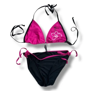 Svart och rosa bikini från Beauty Secrets - Så fin bikini med tryck på både över och underdelen! Väldigt 2010 stil! Använd gärna köp nu <3