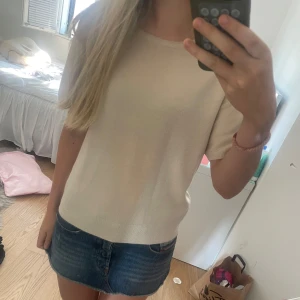 Beige stickad tröja Carolyn Taylor - Im size S usually.                                             Size is L but it is meant to be thight fit