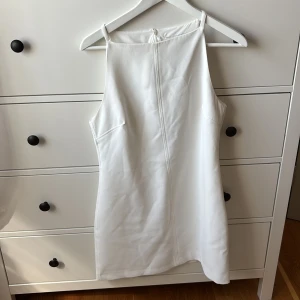 Vit zara klänning  - Vit klänning från zara som sitter väldigt smickrande mot kroppen. 