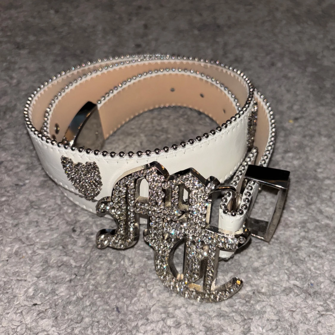 Vitt bälte med glittrigt spänne