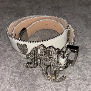 Vitt bälte med glittrigt spänne - Snyggt vitt tuttolente bälte som inte säljs längre. 