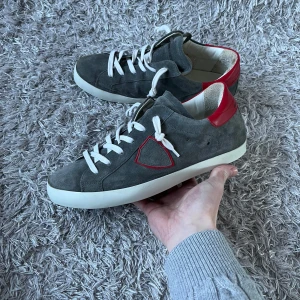 Philippe Model - Riktigt snygga Philippe Models! | Skorna är i mycket bra skick, har något minimalt tecken på användning! | Storlek 41. | Endast skor tillkommer vid köp! | Ställ gärna frågor innan du köper!