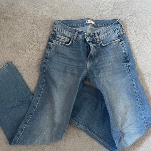 Blå jeans från Gina tricot  - Säljer ett par klassiska blå jeans från Gina tricot . De har en straight passform och är tillverkade i denim med en snygg tvätt. Perfekta för en avslappnad stil. 🕶️