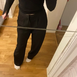 Svarta kostymbyxor - Storlek XS men skulle säga mer som M. Aldrig använda, då de är förstora för mig. 