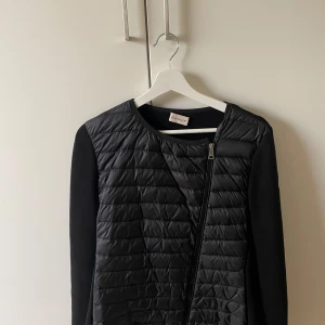 Moncler jacka - .Köpt på NK i Göteborg för några år sedan. Är i stolek XL men passar mig som har storlek S Kommer inte till användning