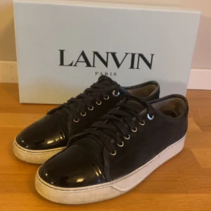 Svarta sneakers från Lanvin - Fråga på om ni undrar något! Man får med alla tillbehör. Kvitto , dustbag och kartong! skick 6/10 går att tvätta 