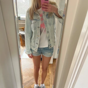 Jeansjacka - Såååå fin jeansjacka i perfekt ljus färg till våren🥰 även lite små slitningar som är supersnyggt