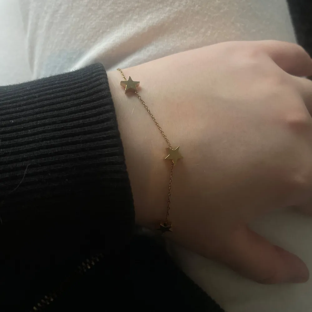 Elegant guldarmband frĂ„n Edblad. med smĂ„ stjĂ€rnor som dekoration. Perfekt för att lĂ€gga till en subtil glans till din outfit. Justerbar kedja för perfekt passform. Helt ny ( Med följer Edblad lĂ„da)đ©·. Asusteet.