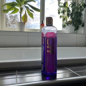 NAF Purple Shampoo - NAF Purple Shampoo. Flaskan rymmer en halv liter och jag har använda ca 1dl (se bild).