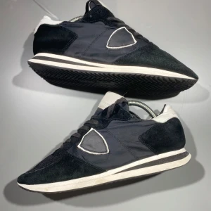 Philippe Model skor - Hej! Säljer nu mina skor från märket Philippe Model , storlek 42, bra skick insulorna saknas. Givetvis äkta, Tveka inte på att höra av dig om du har frågor eller funderingar kring skorna!