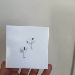 Hörlurar - Säljer dessa hörlurar jag köpt som present till min kusin, dock hade han redan ett par så jag säljer dem istället, fraktar också men då betalar du och står för frakten, pris är ej hugget i sten