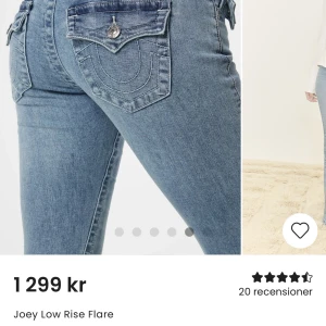 Joey Low Rise Flare Jeans från True Religion - Blåa jeans i mycket bra skick