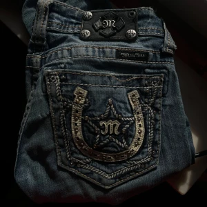 Miss me jeans (läs beskrivningen) - Nu säljer jag mina älskade miss me jeans som passar till allt. Inga defekter. Dem har unika detaljer på baksidan (diamanter och stenar bla) och dessa jeans finns inte att hitta längre därav priset. Köpte dem för 2500 begande. Sparsamt använda. Säljer för jag behöver pengar. Hoppas dem kan hitta en ny ägare som älskar dem så mycket som jag gör. Priset kan diskuteras vid snabb affär så lägg gärna prisförslag❤️benlängd:79cm  midjemått: 36/37 cm. Passar mig som är 168 