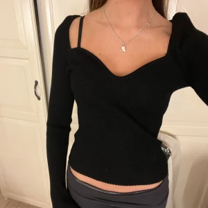 Svart ribbad tröja - Snygg svart ribbad tröja med v-ringning och långa utsvängda ärmar. 💕