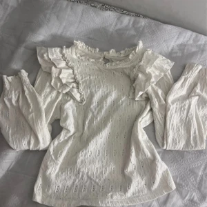 Vit blus från Zara - Använd några gånger syns inte så mycket. I storlek 12 år men funkar som xxs 