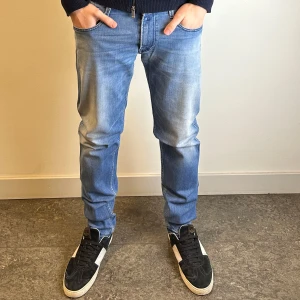 Replay anbass jeans - Replay anbass jeans. Storlek är 32/32 men sitter mer som 31/32. Modell på bild är 186 cm 73 kg