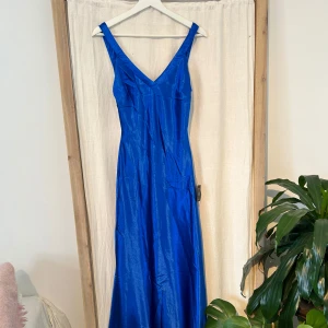 Blå långklänning med öppen rygg från Lulus  - Jätte fina klänningen från lulus som liknar den från How to lose a guy in ten days! Endast testad o säljer för att jag ska ha en annan.                    Skriv gärna  för frågor och pris går att diskuteras!         #dress #zara #promdress #balklänning #howtoloseaguyintendays #lulus #sthlmstil 