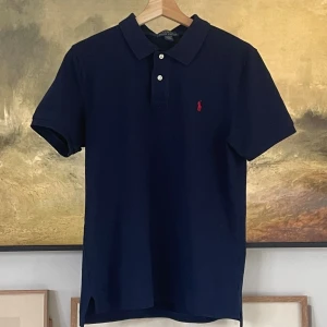 Ralph Lauren Piké - Säljer en snygg Piké från Ralph Lauren. Ryckt av prislappen med aldrig använd | Skick: 9,5/10 Storlek: S | Mått: Axelbredd: 41cm Axel till midja: 61cm Ärmen: 20cm | Nypris: 1595kr Mitt pris: 399kr | Tveka inte på att ställa frågor privat!💯