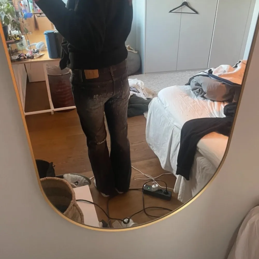 Säljer ett par as snygga svarta jeans från Crocker, med coola detaljer. Tyvärr för korta för mig 😝🌟. Farkut & Housut.