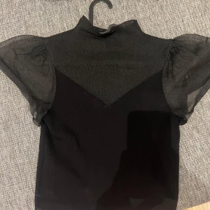 Svart topp - Snygg svart topp med lite puffiga ärmar från Zara. Endast använd en gång och i väldigt bra skick. Den är i storlek M men är liten i storlek så passar S och XS. Kontakta för mer bilder 🤗💞