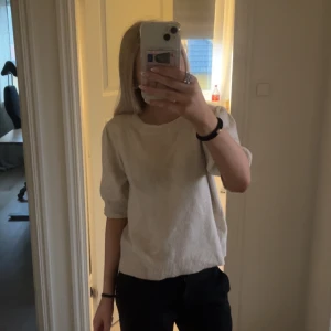 Vit tröja från ONLY - Hejj, säljer denna tröja från ONLY i storlek s. Den kommer tyvärr inte till användning längre och därmed säljer jag den, inga fläckar eller hål vad jag ser. Däremot är den knopprig! Hör av dig om du har funderingar eller vill ha fler bilder 💕