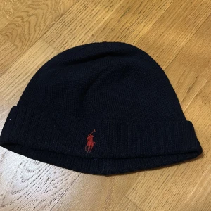 Mörkblå ralph lauren mössa - Säljer min ralphlauren mössa då den inte längre kommer till användning. Den är i bra skick!