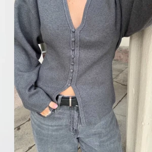 Jätte snygg grå topp från Gina - Snygg grå kofta med v-ringning och knappar framtill. Storlek XS. Använd 1 gång. I bra skick 