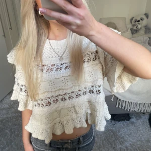 Zara virkad beige topp - Säljer denna beiga topp från Zara. Har du någon fråga är det bara att höra av dig🫶🏻
