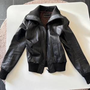 Skinnjacka - Fin skinnjacka med ribbade muddar och krage. Oklart märke men står strl S i lappen. Jag är 170cm och brukar ha S/36, lite liten på mig. 