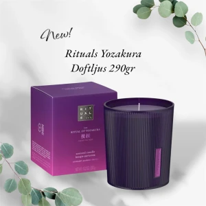 Nytt! Rituals Yozakura Doftljus 290gr - Nytt! Upptäck Rituals Yozakura doftljus med en vikt på 290 gram. Ljuset kommer i en elegant mörklila glasbehållare med räfflad yta och sprider en doft av midnatt yoshino körsbär. Perfekt för att skapa en avkopplande atmosfär hemma. Slutsåld limited edition.