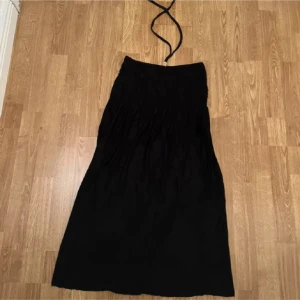 Svart klänning - Svart klänning med halterneck i storlek us 2 som en xs, fint skick