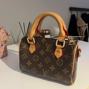 Mini väska - Jättefin väska i populärt mönster. Säljs dyrt då det är en eftertraktad modell. Band och dustbag medföljer.