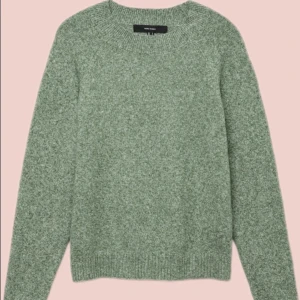 Grön stickad tröja  - Säljer en mysig grön stickad tröja från Zara. Tröjan har en klassisk rund hals och långa ärmar, perfekt för kyligare dagar. Den har en mjuk och bekväm passform som gör den idealisk för både vardag och avslappnade tillfällen.