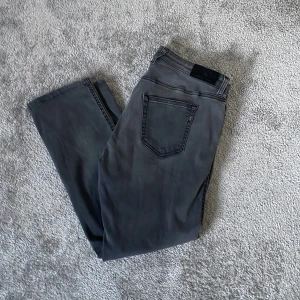 Replay Jeans med Slitningar  - Tja! Säljer dem här skitsnygga Replay Jeansen med slutningar! Storlek W28 L30, Skick 9/10, Färg Grå, Nypris cirka 1500 nu endast 349kr! Hör av er vid minsta lilla fråga eller fundering! Modellen är cirka 165cm lång! 