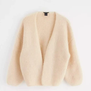 Beige kofta från Lindex - Mysig beige kofta från Lindex i strl S🥰❤️❤️ super fin, den beiga färgen är mer kall i nyansen än på bilden, så mycket finare än på bilden!!