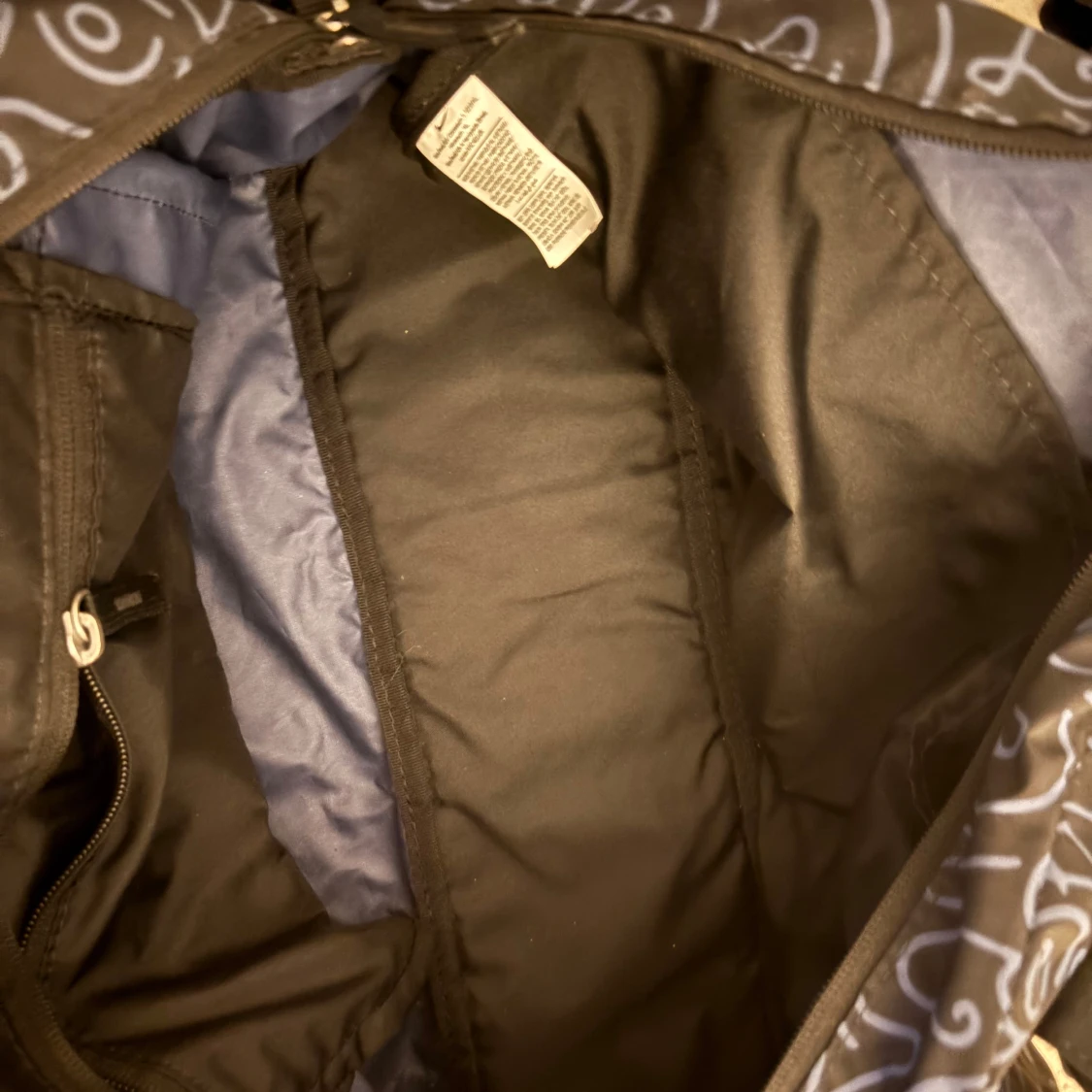 Svart mönstrad sportväska från Nike - 2