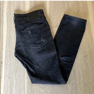 Dsquared2 jeans -  Bra skick, inga tecken på användning. Köptes på CareOfCarl för över 3000 kr men har inte kvar något bevis för den. Därför säljer jag den för 450 kr. Storleken är 42, sitter som 30/31. Modellen är slim fit.