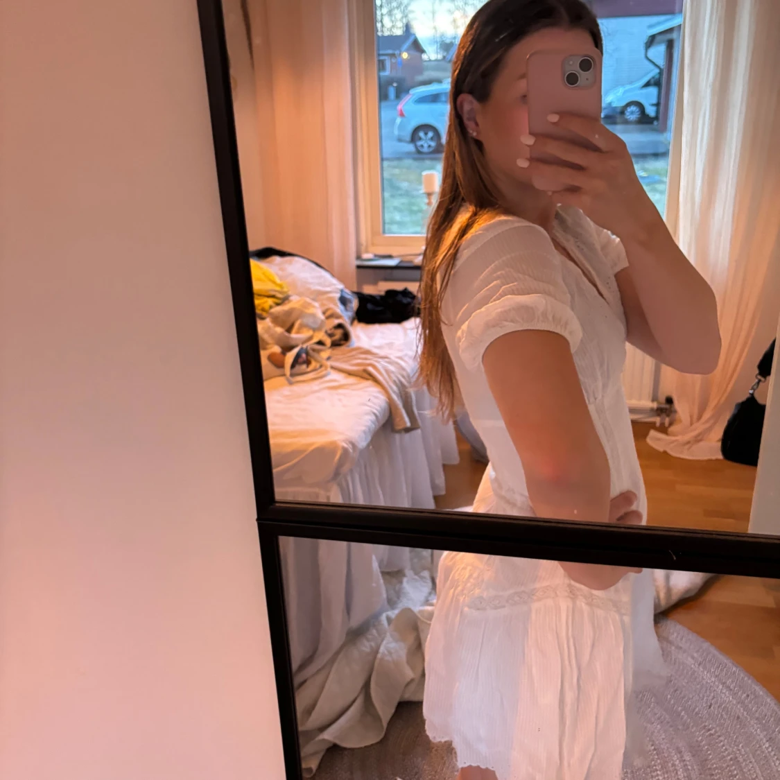 Vit kortklänning med spetsdetaljer - 3