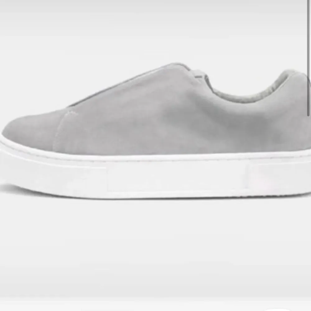 Snygga grå etys skor i mocka med en stilren design. Köpta från en tjej på vinted för 1700. Hon själv har aldrig använt dem o de har jag heller inte gjort. Nypris 2000-2500 kr.. Kengät.